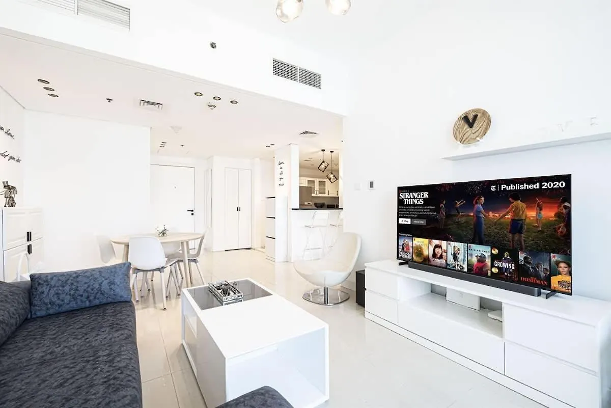 Chic 1Br With Stunning Lake Views Dubai Apartment