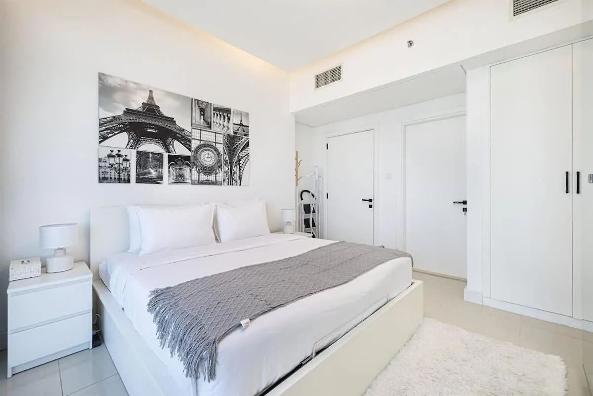 Chic 1Br With Stunning Lake Views Dubai Apartment